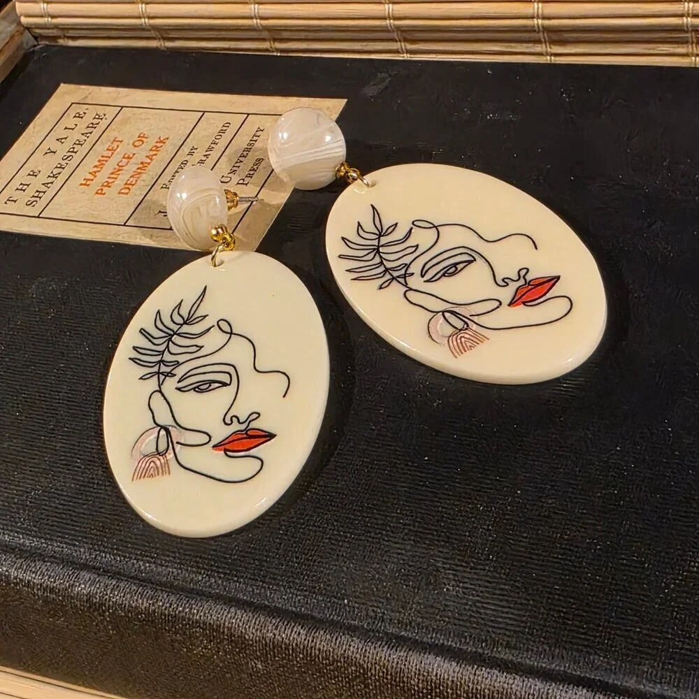 Retro 80s Style Picasso Style Woman Face Vintage Lucite Pendant Dangle earrings